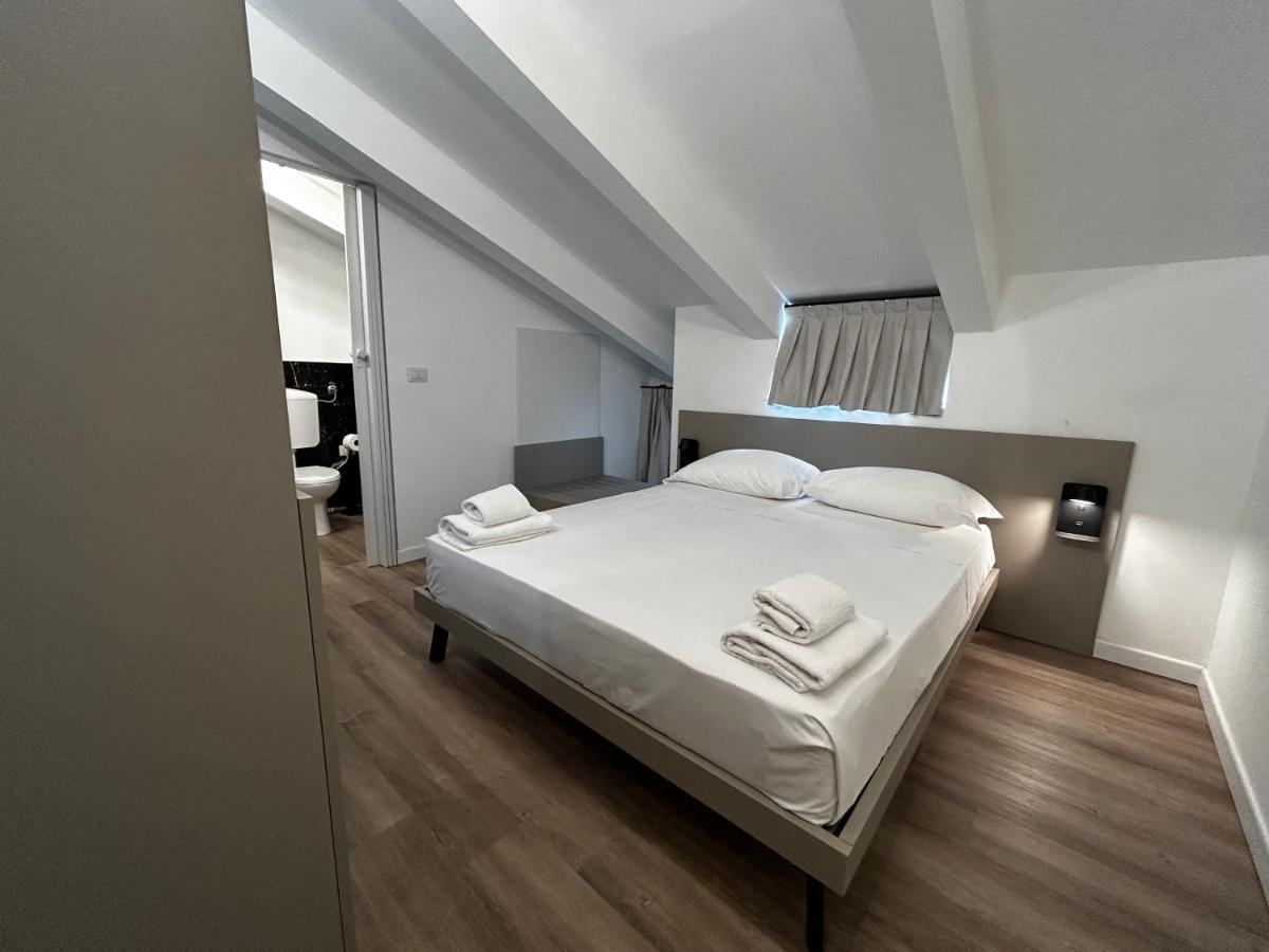 Habitación con cama grande