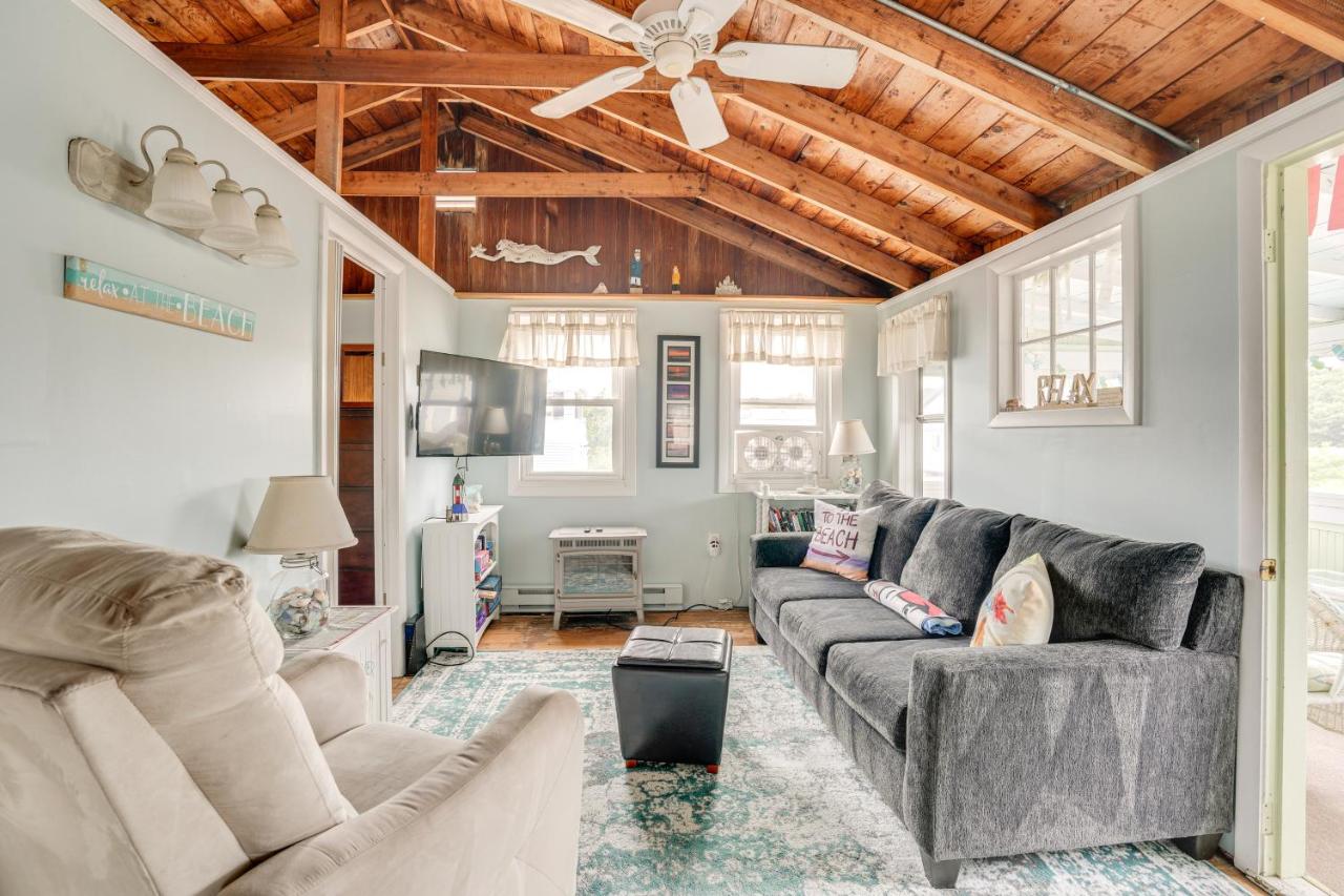 Rockport Cottage with Patio - Steps to Beach! - B&B