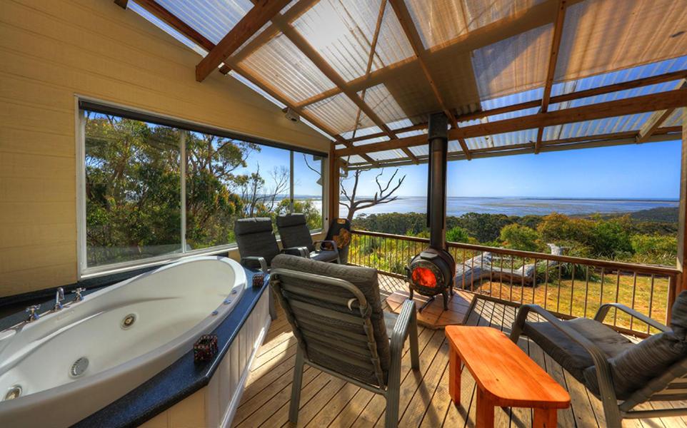 Island View Spa Cottage - Bed and Breakfast