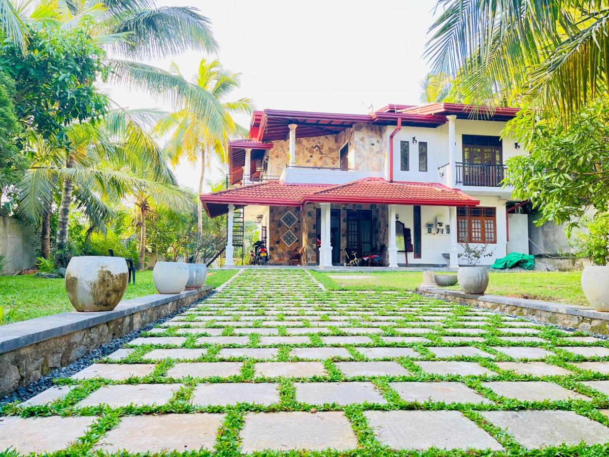 Iconic Villa - Bed and Breakfast Ahangama
