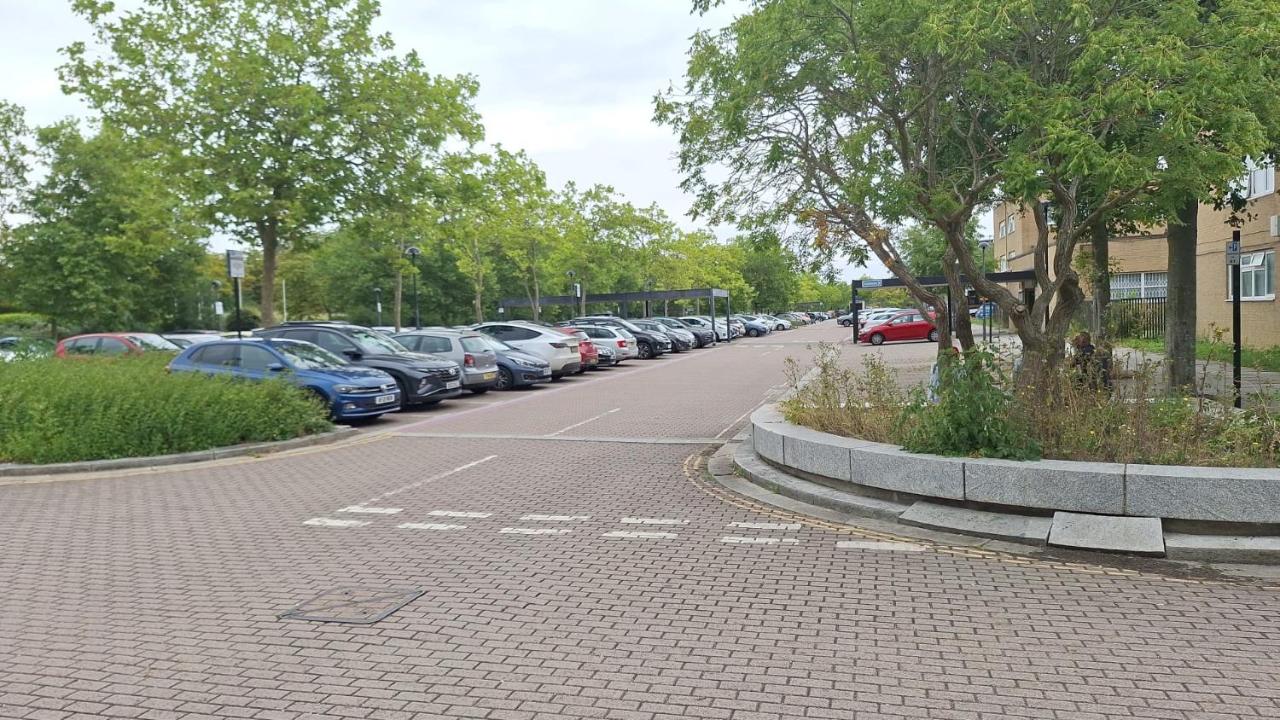 Milton Keynes Central Flat with Full Kitchen, Large Bed, Park View & Lots of Parking by MK City Centre, Shops, Malls, Restaurants, Attractions, Near Hospital SELF-CHECKIN Apartment - Chambres d'hôtes Milton Keynes