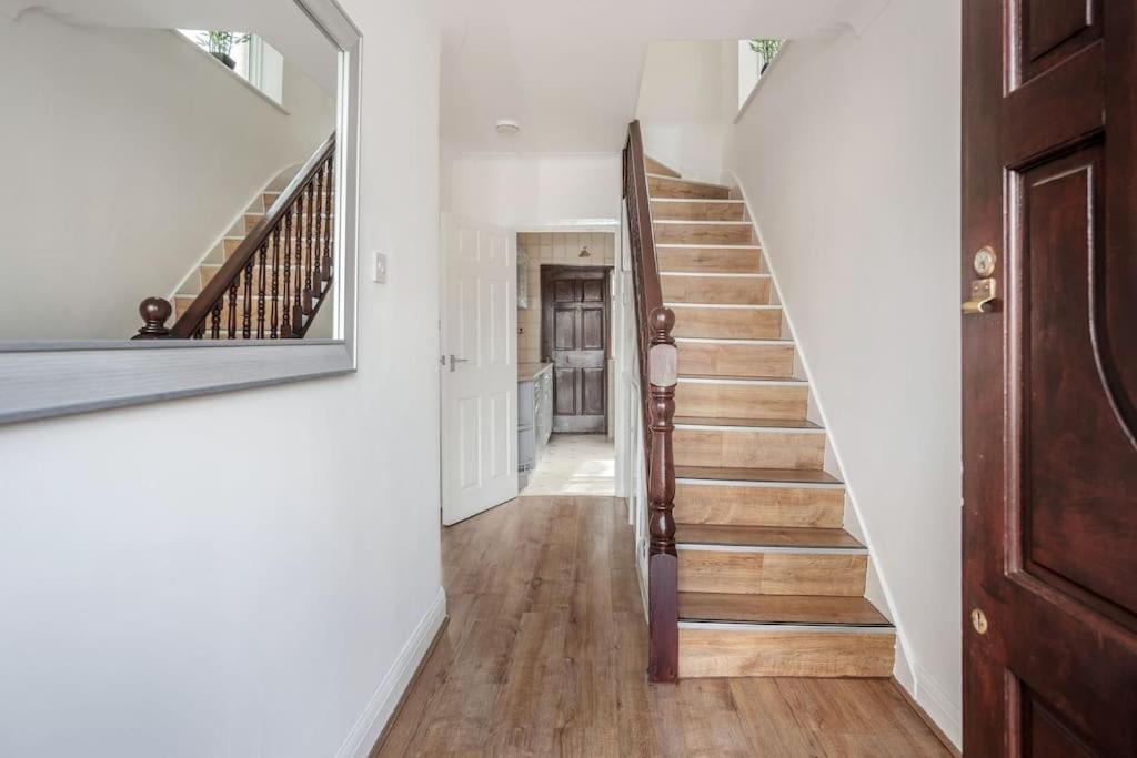 Lovely 4 Bedrooms House Near Romford Station With Parking - Chambres d'hôtes Romford
