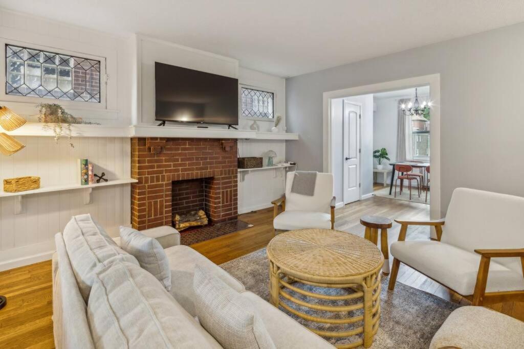 Beautiful home in Forest Hills - B&B