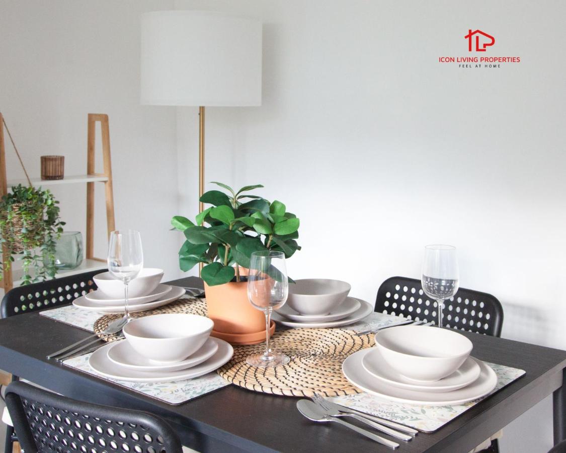 7Beds Contractor & Family Haven St Helens - B&B St Helens