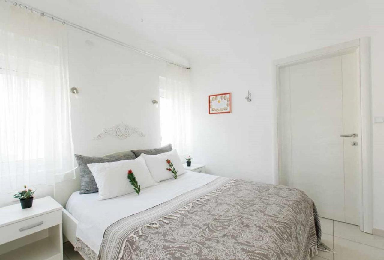 'One Bedroom Apartment with Balcony and Sea View