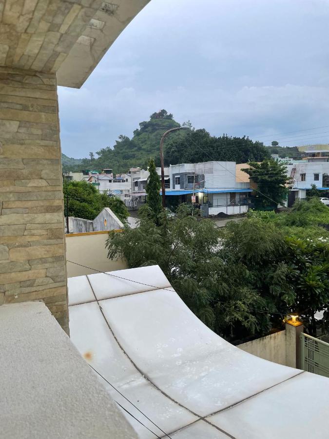 Private & Elegant 3BHK villa, Hillside Hideaway, 10 mins from MH Bus Stand - B&B Aurangabad