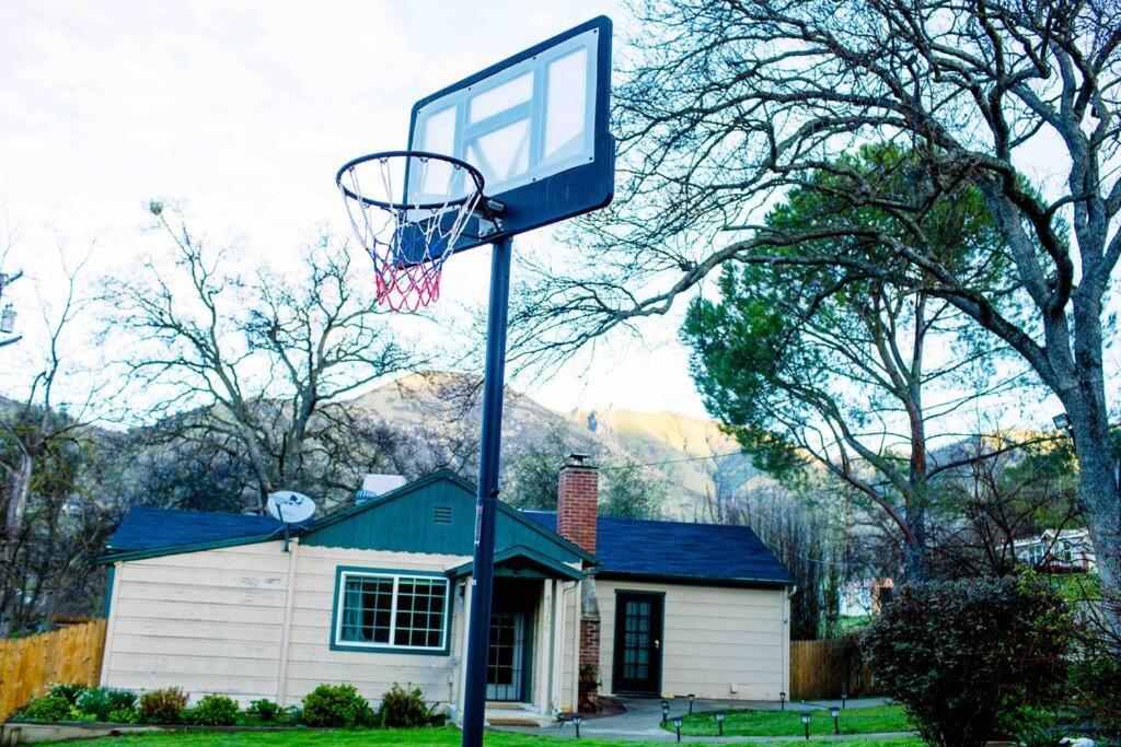 Hot Tub, 4mi from Sequoia, Arcade Games, Foosball - B&B Three Rivers