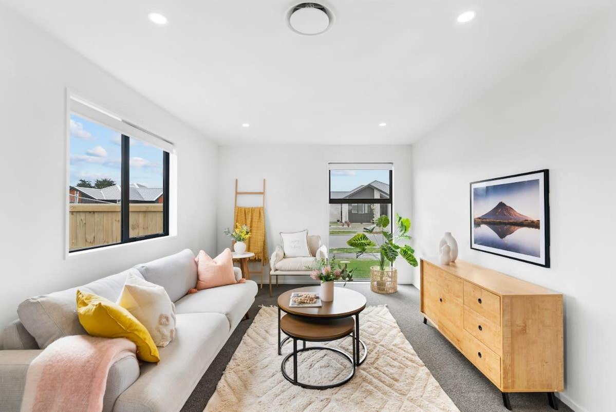 Stunning brand new 4-bedroom home in Christchurch - B&B