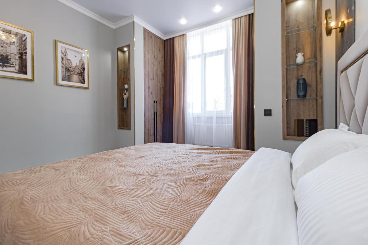Deluxe One-Bedroom Apartment