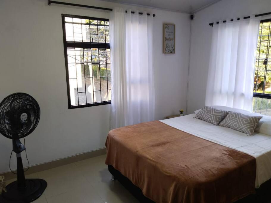 Hermosa casa en Ibagué, cerca al Parque Deportivo, Éxito y Homecenter - B&B