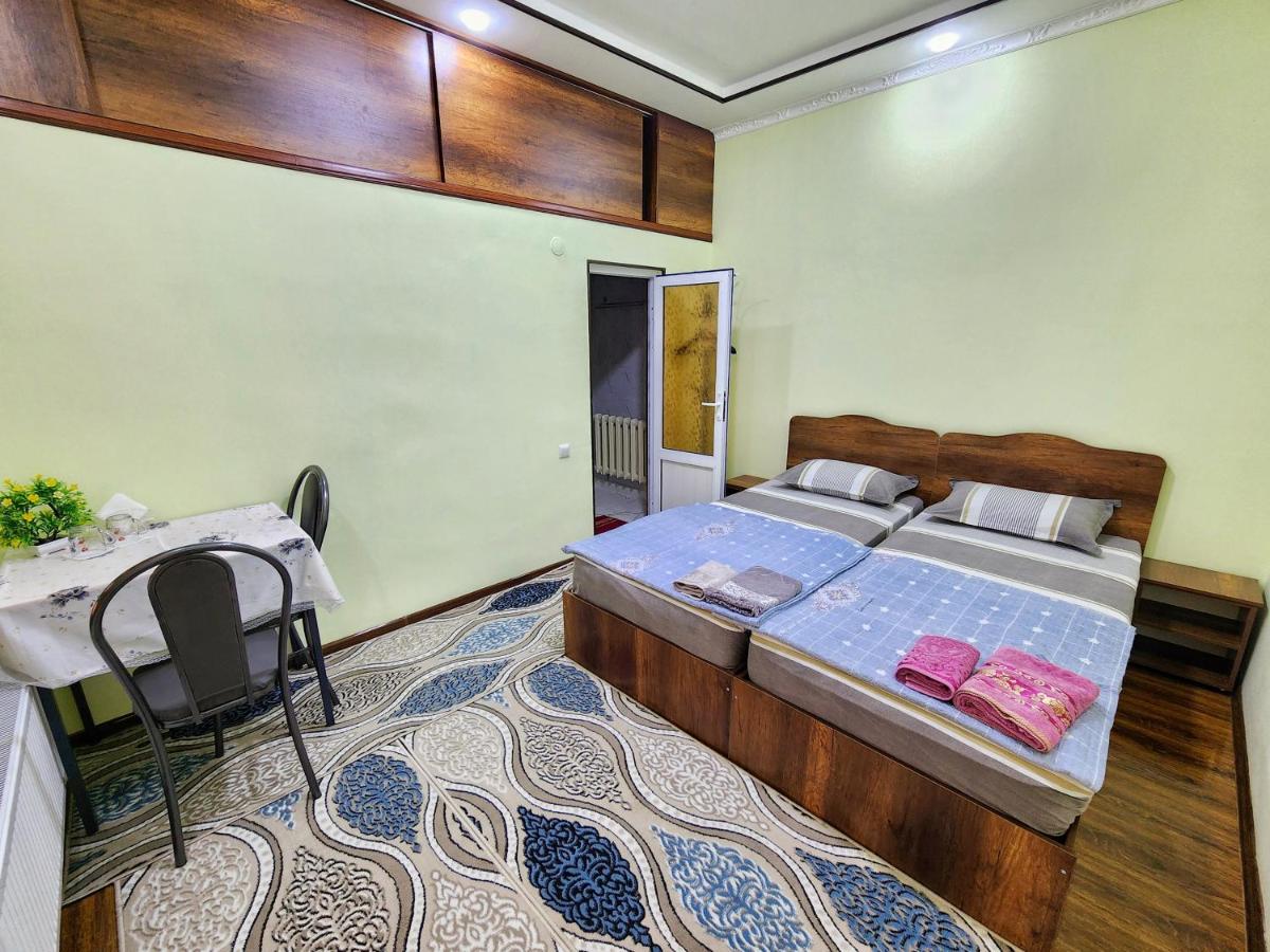 Tweepersoonskamer met 2 Aparte Bedden en Badkamer