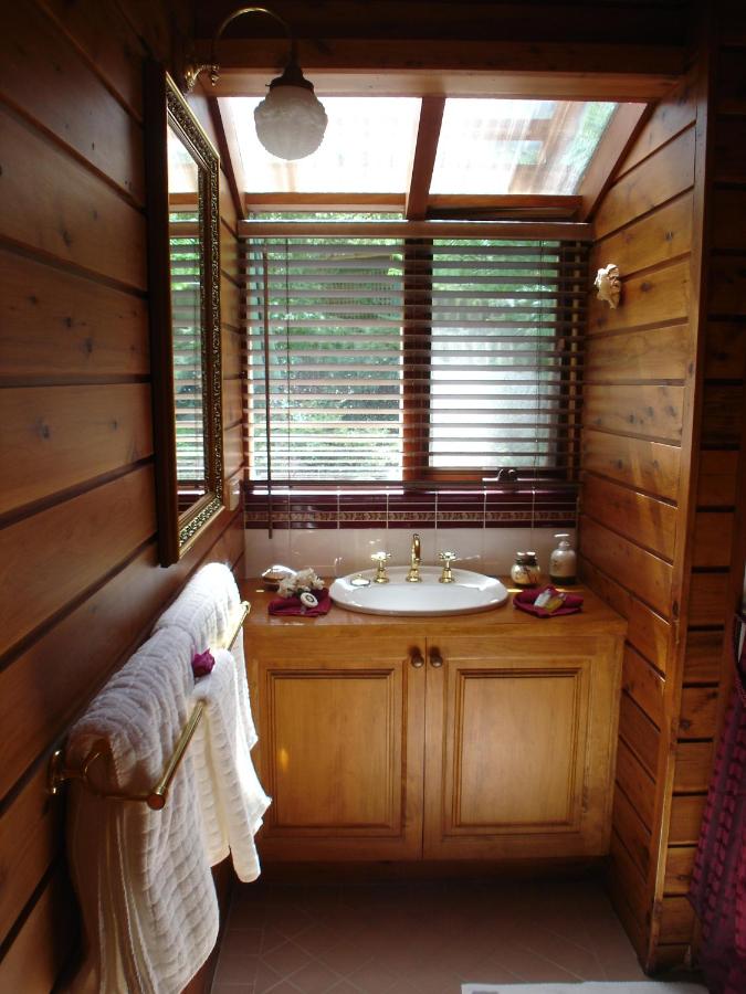 Queen Suite with Spa Bath-- Rose Cottage