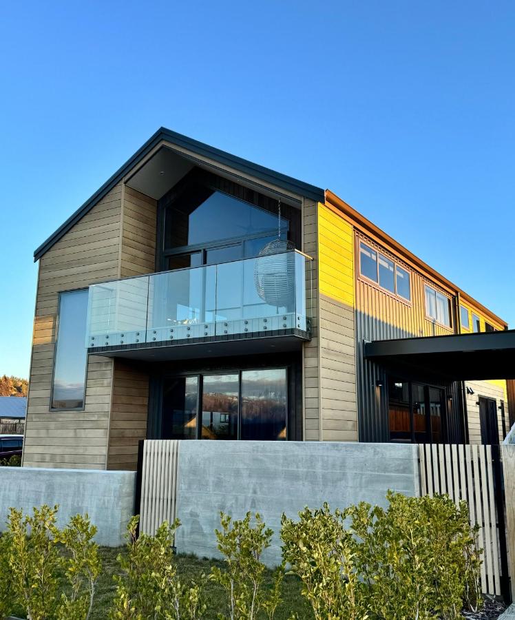 Glenshee Getaway - Modern Wanaka Home - B&B