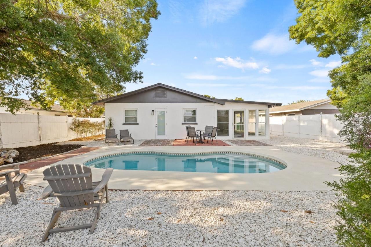 Sunny Palmetto Oasis- 4BR Home with Private Pool home - B&B