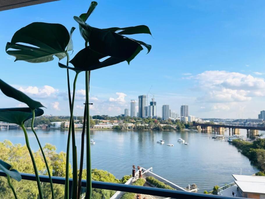 Stunning waterfront 3 bedroom condo with Pool, BBQ - B&B