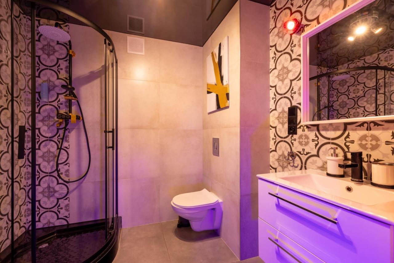 BDSM GREY by BAST TOP LOCATION Manufaktura Apart 18 Centrum Miasta , Idelny na Prezent , Parking na terenie , Bardzo Wygodne Łóżko ,OGROMNE LUSTRO ,Tylko dla dorosłych ADULTS ONLY - Chambres d'hôtes Łódź