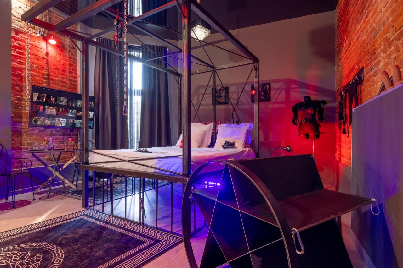 BDSM New Grey BAST 18 Apart Manufaktura Centrum Miasta Parking bezpłatny Bardzo wygodne Łóżko ogromne lustro dla dorosłych ADULTS ONLY - B&B