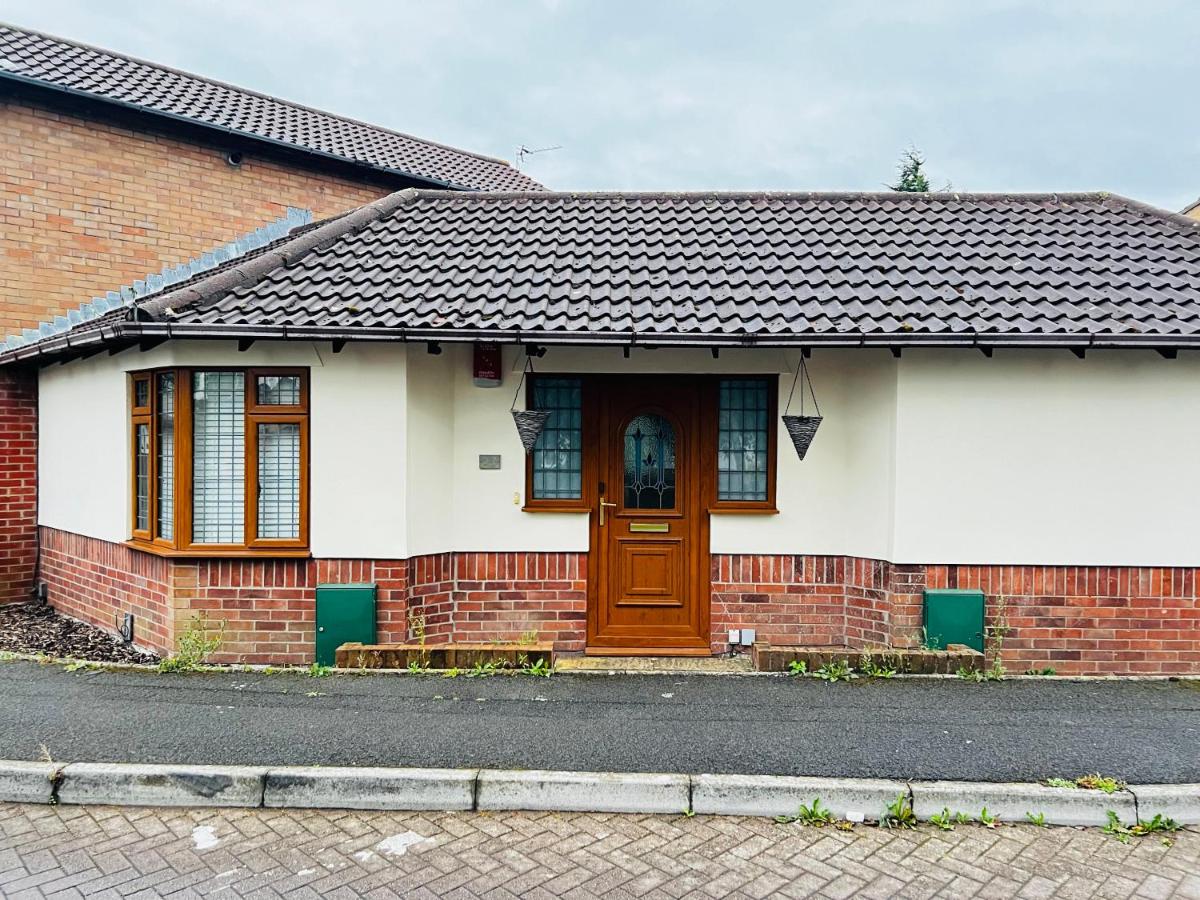 Irene Suite By Koya Homes - 2-Bedroom Bungalow, Cardiff City Centre & Free Parking - B&B