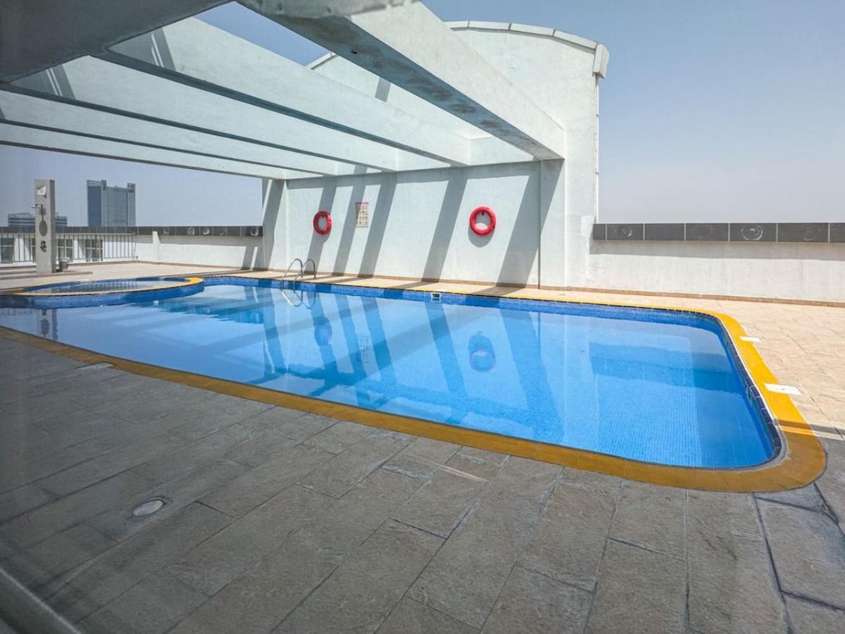 Sleek 2 Bed in Sports City - Chambres d'hôtes Dubaï