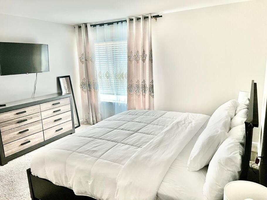 Spacious 4-bedroom house,6beds with office space - B&B Charlotte