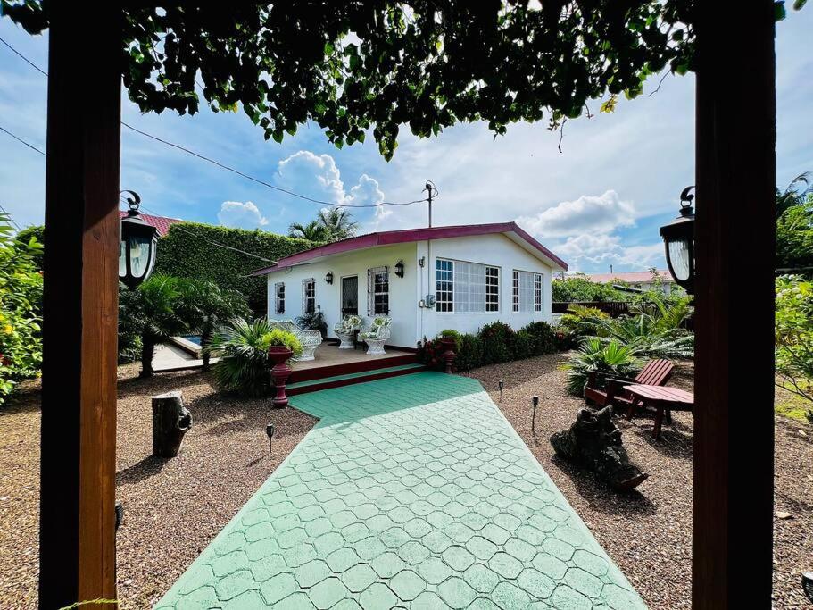 CentralCity "Haven" Private Home & Pool - B&B
