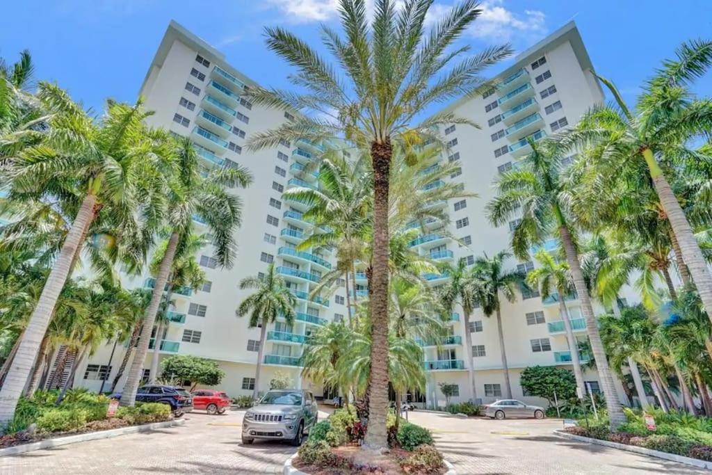 Luxe Hollywood Beachfront Condo - Ferienwohnung