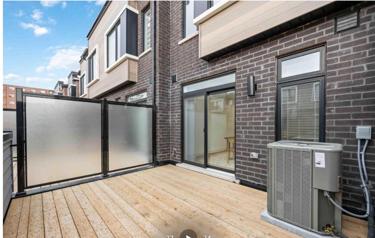 CEDAR Double Room with attached private Bathroom and Balcony in Toronto, ON, Canada - Bed and Breakfast Toronto