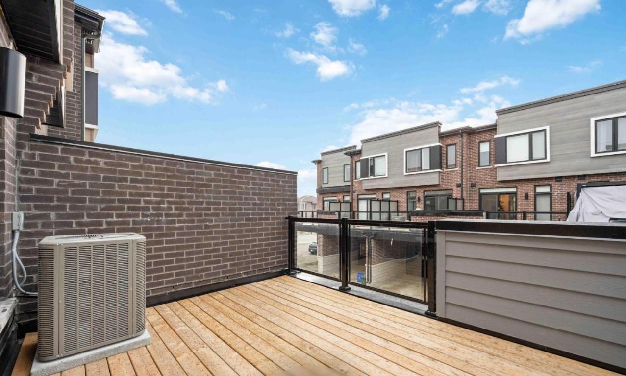 CEDAR Double Room with attached private Bathroom and Balcony in Toronto, ON, Canada - B&B Toronto