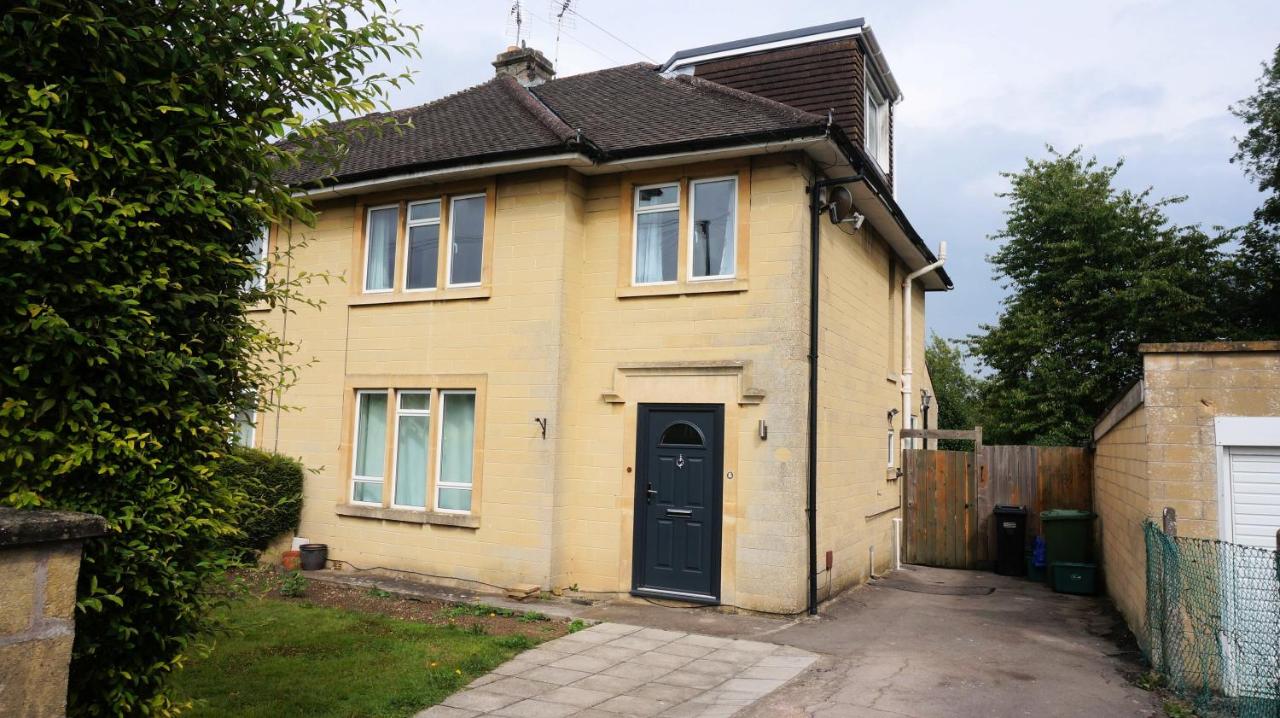 Spacious 4 Bedroom House with Garden, Close to City Centre, 2 Parking Spaces - B&B