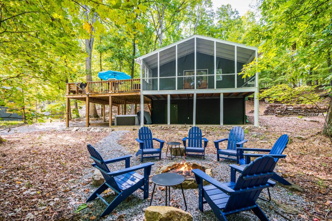 Modern w Fire Pit Deck, Grill & Hot Tub - B&B Berkeley Springs