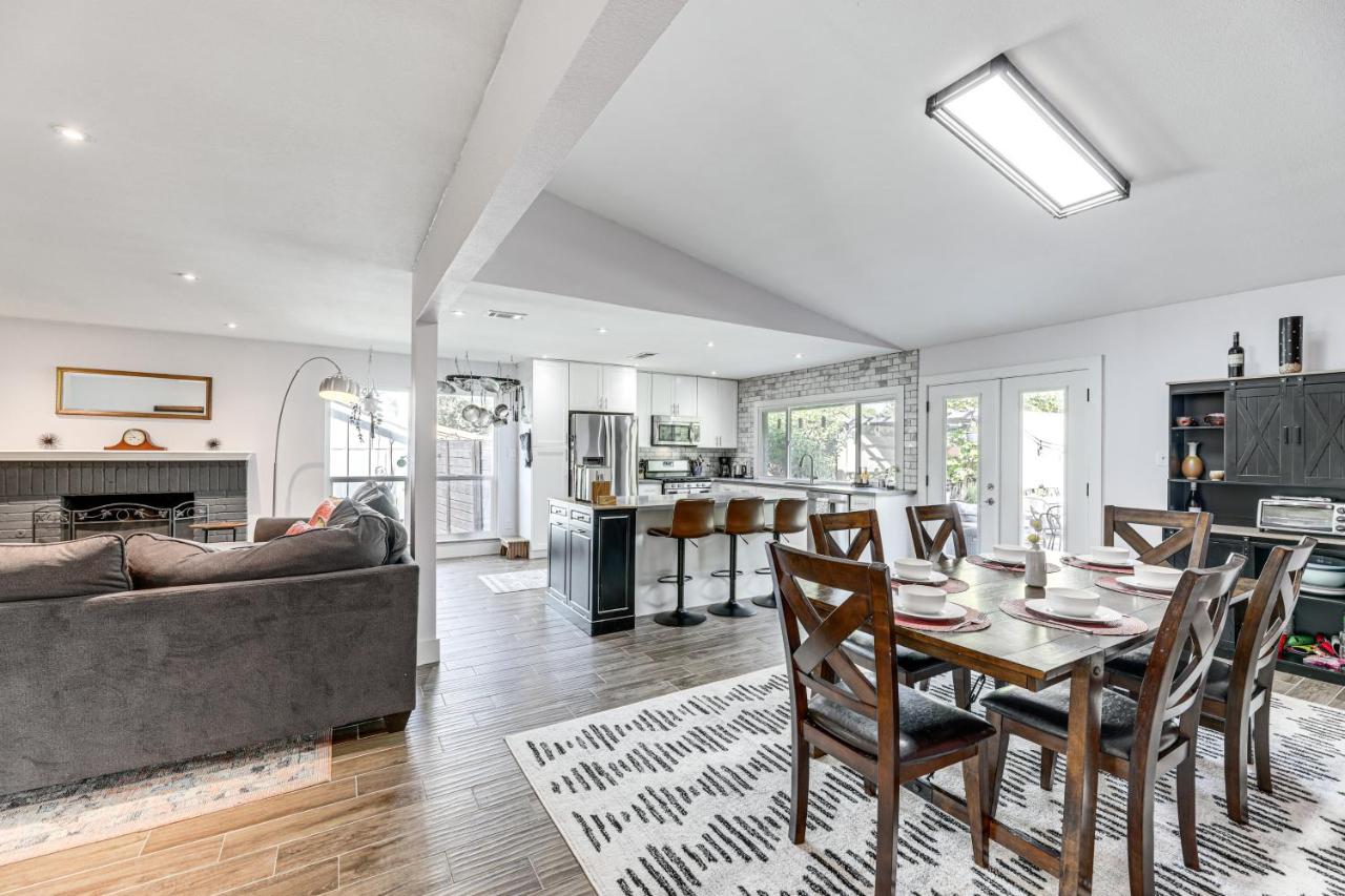 Outdoor Pool and Fire Pit Modern Austin Home - B&B Austin