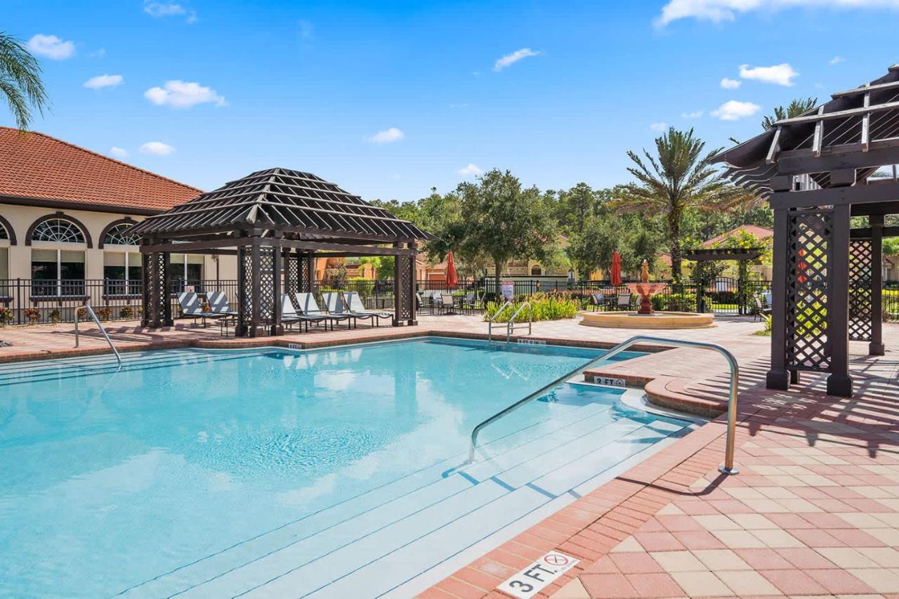 Upstay Modern Home w Pool, Games & BBQ - Sleeps 18 - Chambres d'hôtes Kissimmee