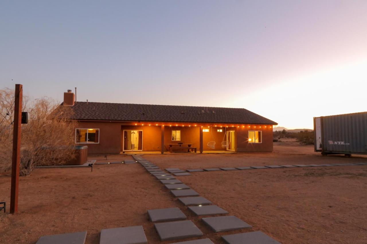 NEW Desert Dream Hot Tub, Yoga, Ping Pong, Fire Pit - B&B