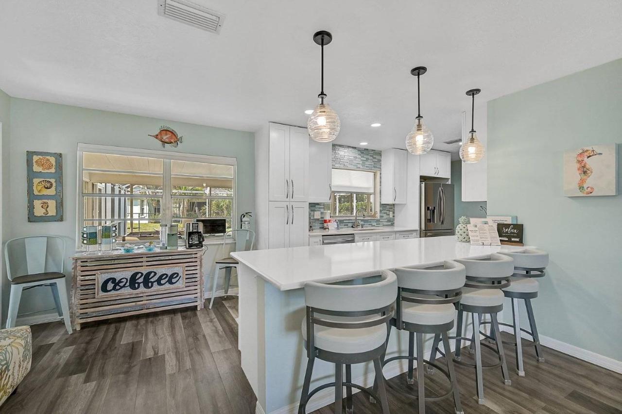 Laughing Pelican Pool Home - B&B Bradenton