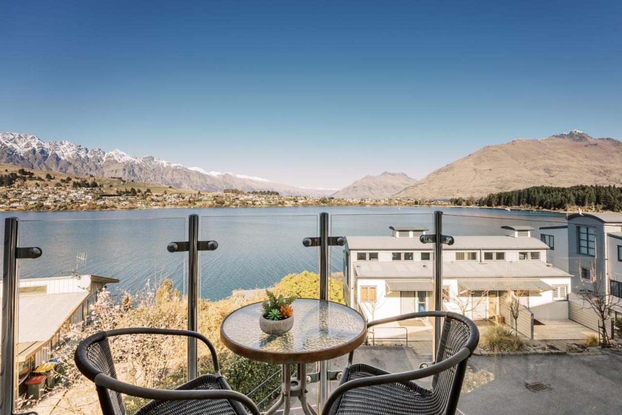 CBD Lake & Mountain View Apartment - B&B