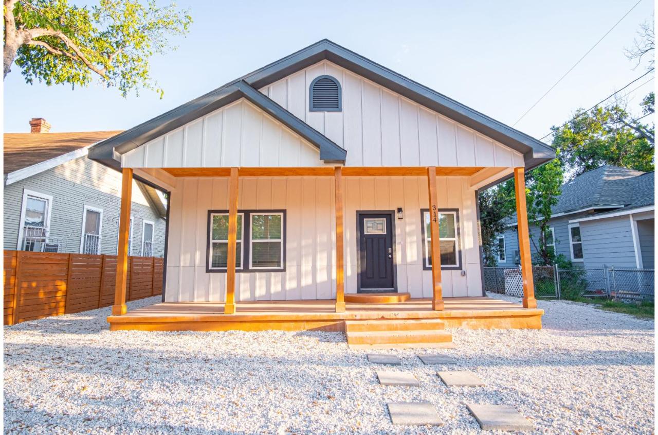 Experience Convenience w 4BR3BA Near Alamodome - B&B