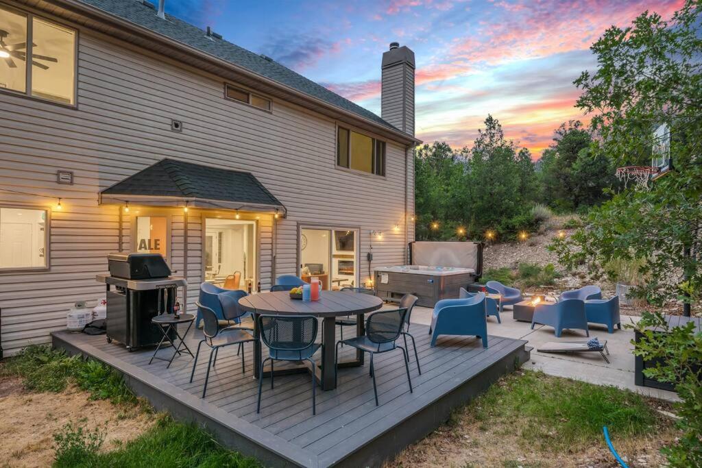 Zion Plush Family Escape HotTub, Games, Sleeps 14 - Chambres d’hôtes