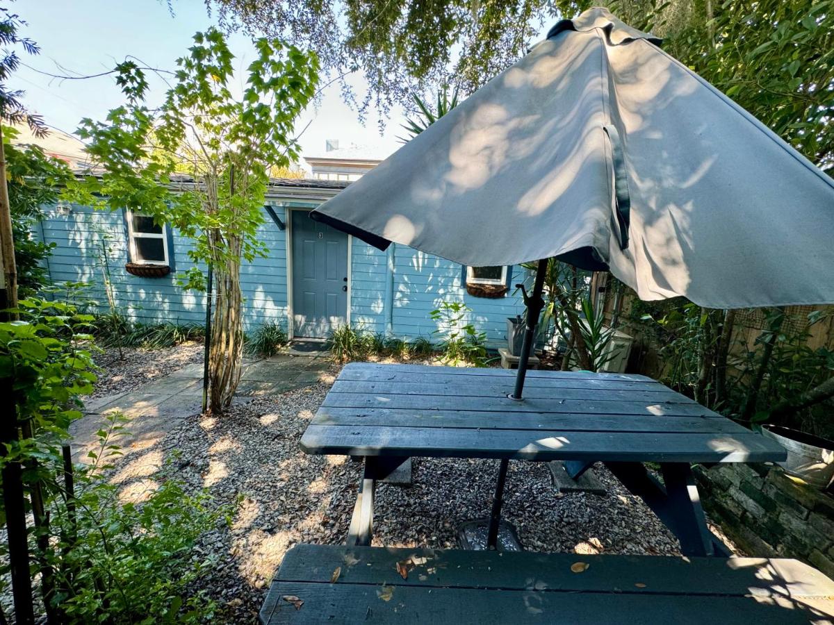 One bedroom apartment with hot tub 2 blocks to Magazine street - Bed and Breakfast New Orleans