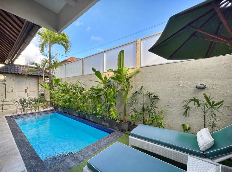 Frangipani Villa Seminyak - 2BR Pool Walk to Beach - Chambres d'hôtes Seminyak