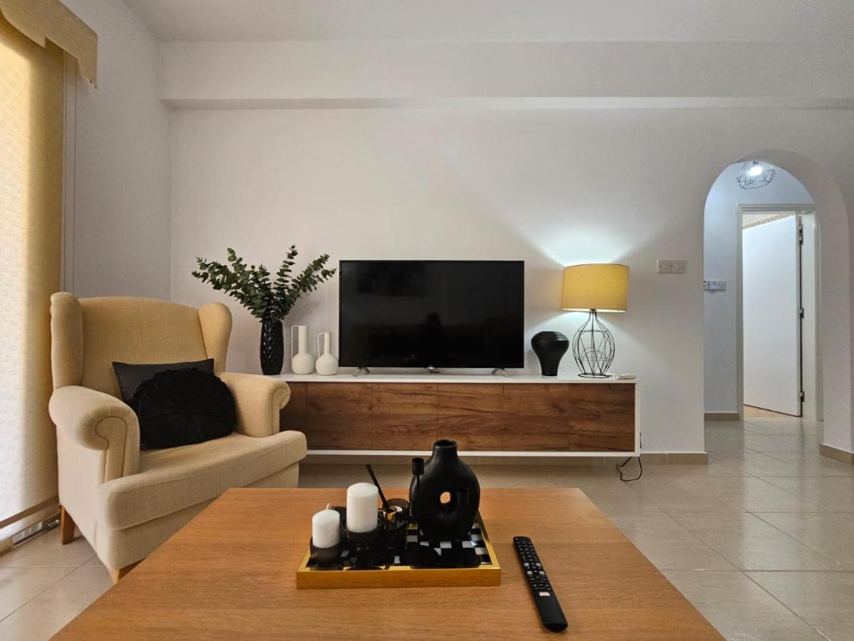 COSea Living Elegant 2 Bedroom Ground Floor Apartment at Sirena Olympia 32 - B&B