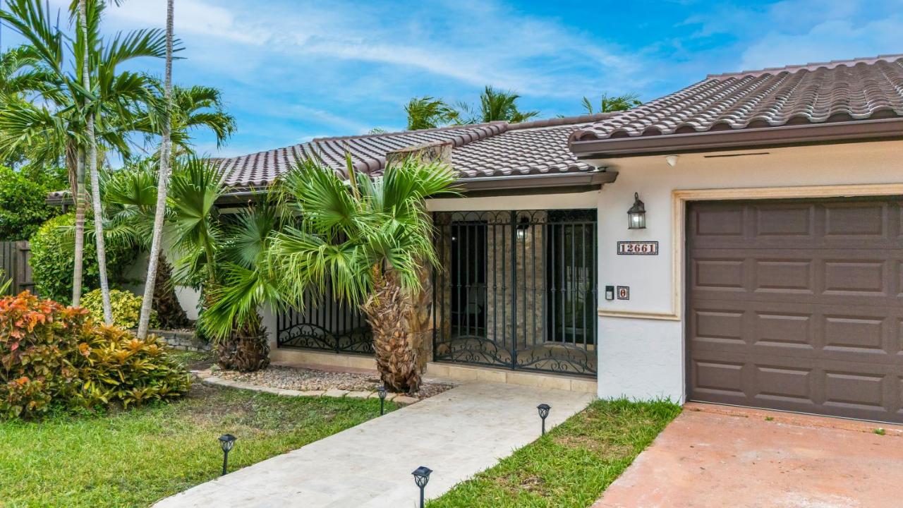 Tropical Oasis with Heated Pool and BBQ - B&B