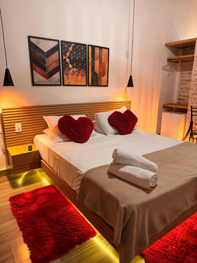 Zimmer mit Queensize-Bett und Whirlpool-Badewanne