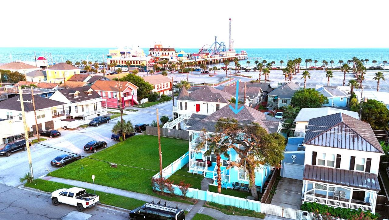Furnished Home for Traveling Nurses, Corporate Stay Mid-Term Galveston-only 10Min to UTMB-7 Min to Cruise Port-1 Block to Beach Pleasure Pier- Large 3Bed-2Bath-7 Beds-CasaAzul 2605B - B&B Galveston