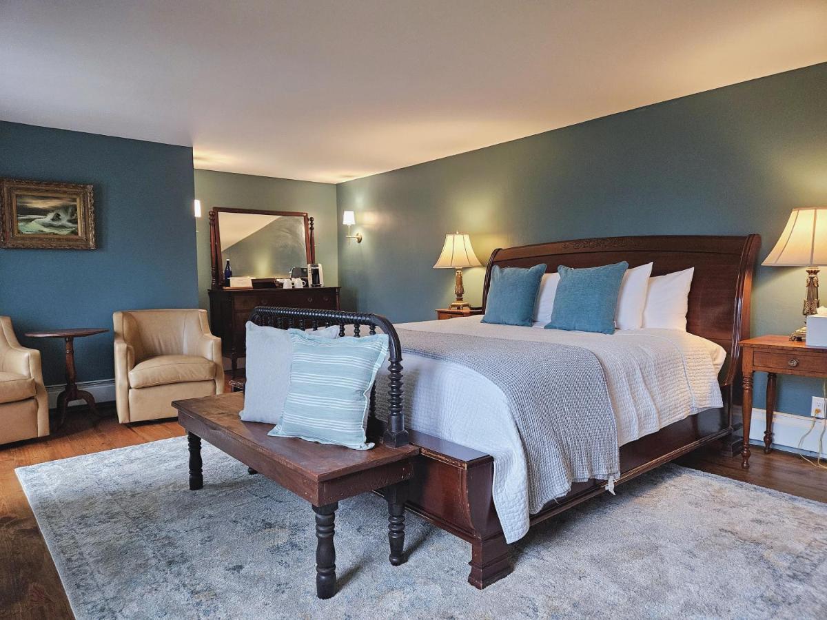 Habitación con cama extragrande y vistas al lago