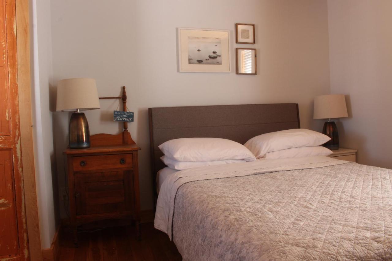 Zimmer mit Queensize-Bett und Gartenblick