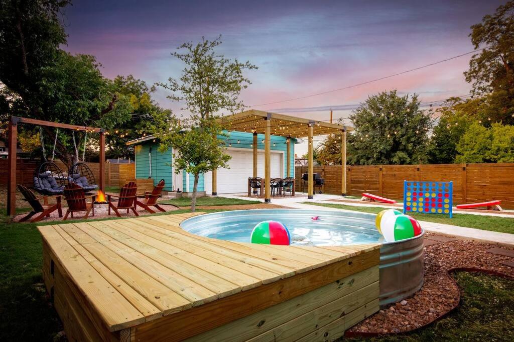 POOL - Theater KING BED & 7 minutes to RiverWalk - Bed and Breakfast