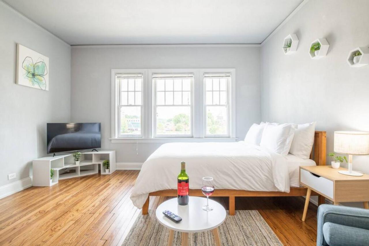 VIBES ON MAIN - Modern Chic Studio in Downtown - Bed and Breakfast Peoria