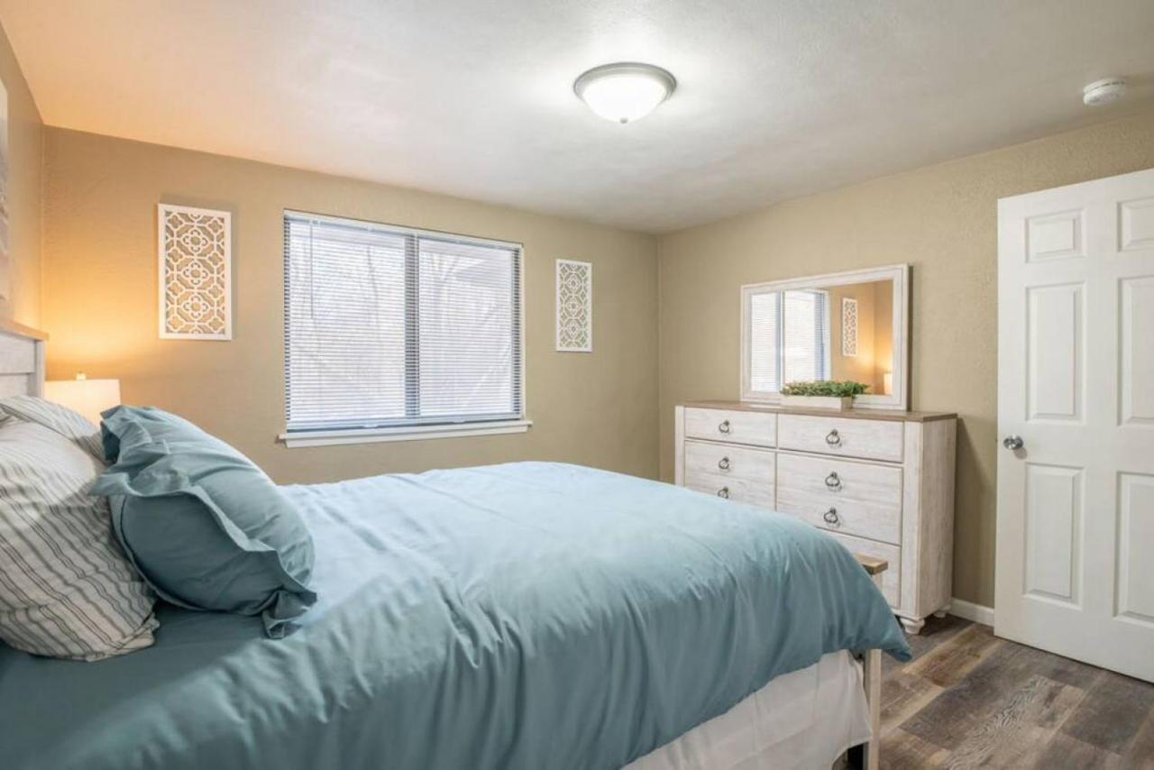 WOOD INN Cozy 2BD over the bridge - B&B Peoria
