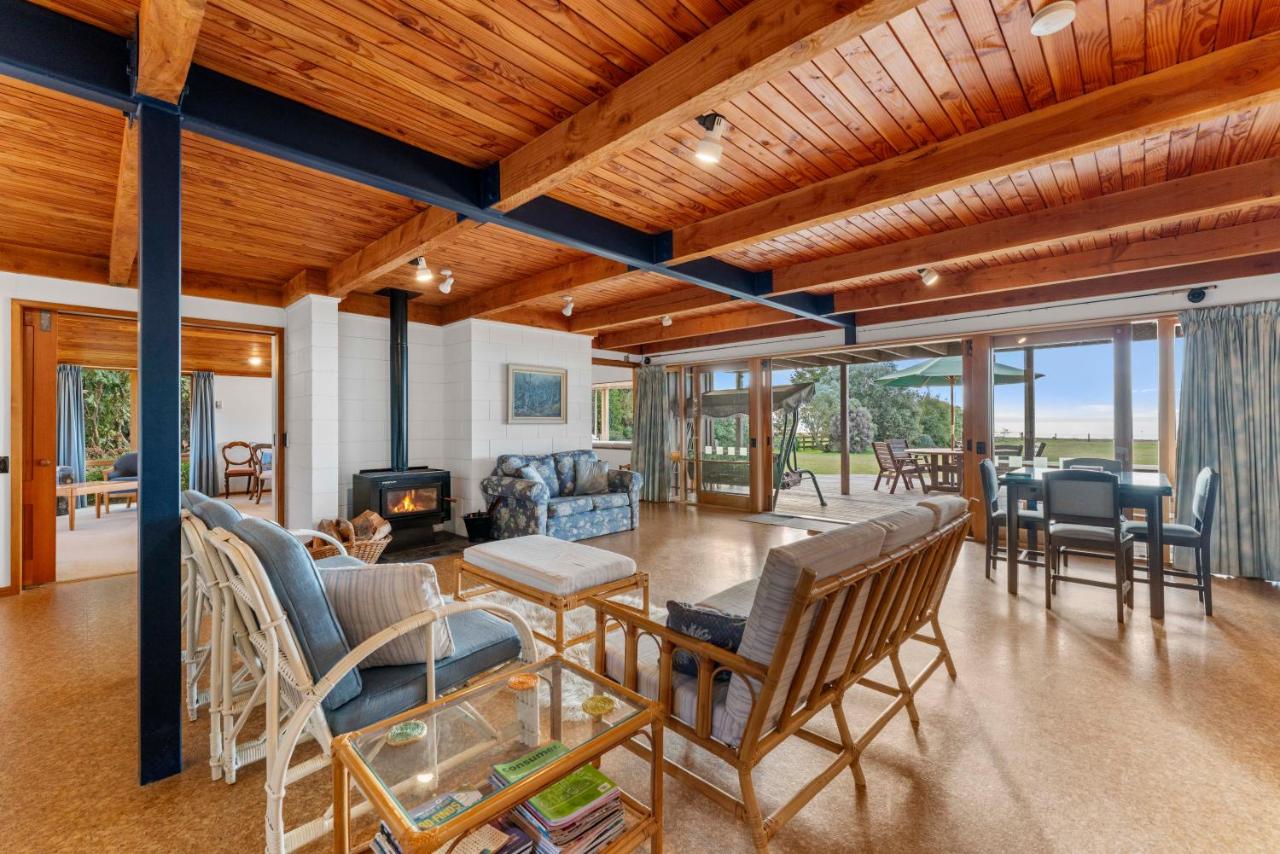 Lakefront Retreat - Lake Taupo Holiday Home - B&B Turangi