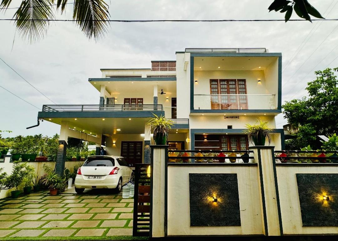 Diamond Villa Near Rajagiri Hospital - B&B